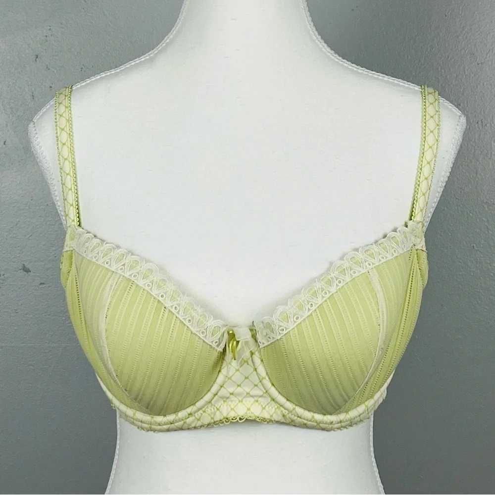 B.tempt’d by Wacoal light green underwire adjustable strap bra, size 36D.